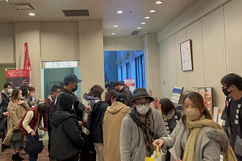 公演終了後、球磨焼酎の販売・試飲ブースに集まる多くの来場者。お目当ての球磨焼酎を買い求める人々で賑わっている。
